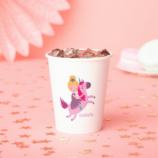 ユニコーンに乗るかわいい黄色い髪の少女 紙コップ (インサイチュ)