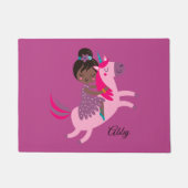 ユニコーンに乗るかわいい黒髪の少女 ドアマット (正面)