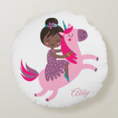 ユニコーンに乗るかわいい黒髪の少女 ラウンドクッション (裏面)