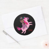 ユニコーンに乗るかわいい黒髪の少女 ラウンドシール (封筒)