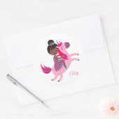 ユニコーンに乗るかわいい黒髪の少女 ラウンドシール (封筒)