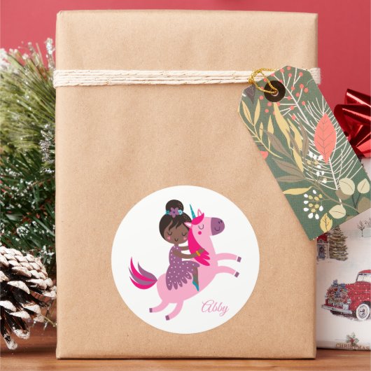ユニコーンに乗るかわいい黒髪の少女 ラウンドシール (クリスマス)