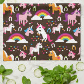 ユニコーンの虹は背景の馬をからかいます キッチンタオル (折り畳み)