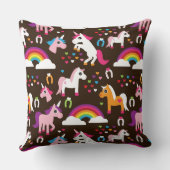 ユニコーンの虹は背景の馬をからかいます クッション (裏面)