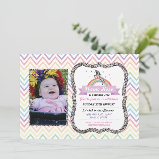 ユニコーンの誕生日の写真のパーティーの招待の銀のグリッター 招待状 (スタンド正面)