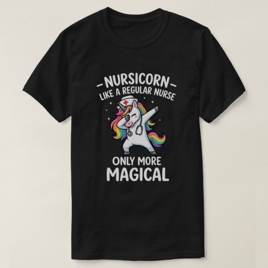 ユニコーンの魔法のエネルギーが輝くファンタジー看護師ライフ Tシャツ (デザイン正面)