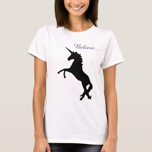 ユニコーンの魔法を信じる黒の女性用Tシャツ Tシャツ (正面)