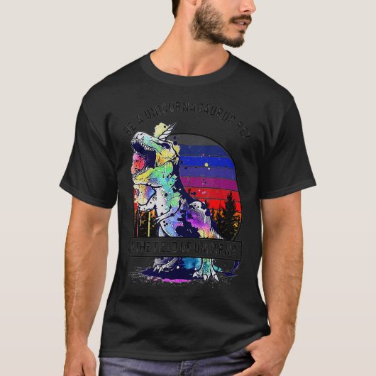 ユニコーンサウルスレックスをユニコーンの草原で Tシャツ (正面)