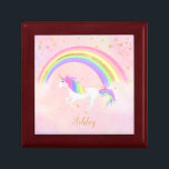 ユニコーンテーマ宝石箱 |魔法のピンク&金ゴールド ギフトボックス<br><div class="desc">魔法のブルーと金ゴールドグリッターとレインボーカラーのユニコーンのジュエリーボックス！柔らかいパステルピンクの背景に虹のユニコーンと金ゴールドの文字。ユニコーンの恋人に最適！背景色を変もし更する！</div>