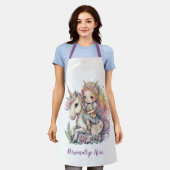 ユニコーンフェアリープリンセスレインボーカラーパーソナライズ エプロン (着用した状態)