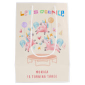 ユニコーン跳び跳ねる子供の誕生日 ミディアムペーパーバッグ (裏面)