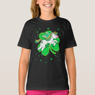 ユニコーン飛んでいるSt patricks dayアイリッシュシャムロック Tシャツ