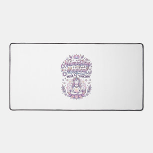 ユニコーン ナマステイ マジカル かわいい タイポグラフィ デザイン デスクマット