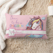 ユニッ生まれクの可愛いピンクのタイポグラフィ ランバークッション (ブランケット)