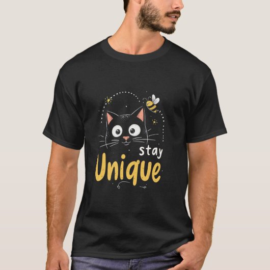 ユニークさを保つ猫のモチーフ Tシャツ (正面)