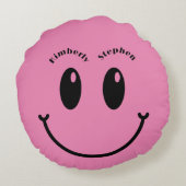 ユニークで面白い幸せな笑顔のカップル結婚ギフト ラウンドクッション (裏面)