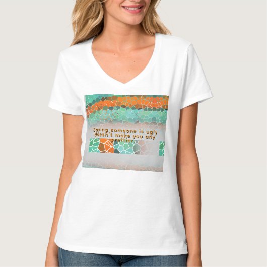 ユニークなカラフルな三角パターンと名言 Tシャツ (正面)