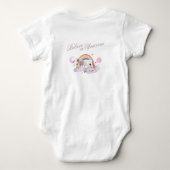 ユニークな女の子らしい月とユニコーンの虹 ベビーボディスーツ (裏面)