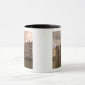 ユニークな建築と切妻の景色 マグカップ (中央)