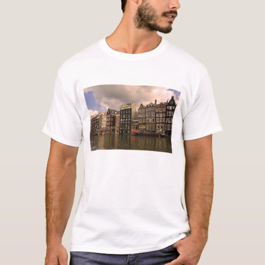 ユニークな建築と切妻の景色 Tシャツ (正面)