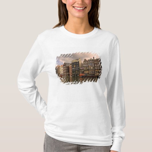 ユニークな建築と切妻の景色 Tシャツ (正面)