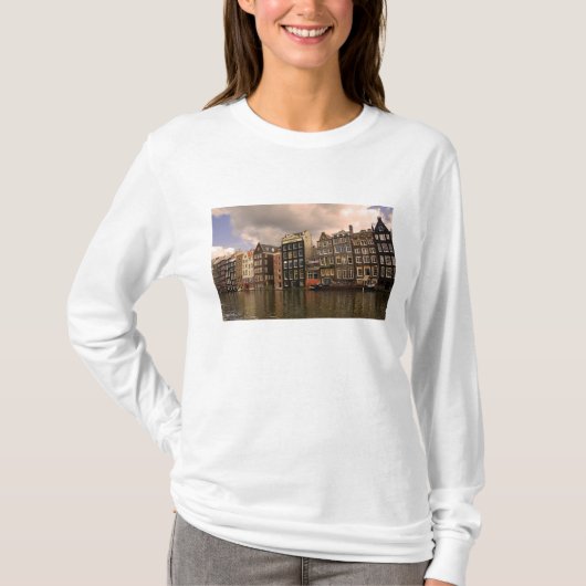 ユニークな建築と切妻の景色 Tシャツ (正面)