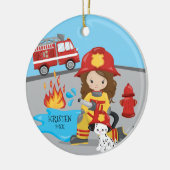 ユニークな消防士のブラウンの毛の女の子のクリスマス セラミックオーナメント (左)