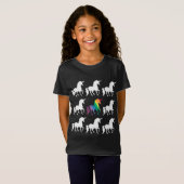 ユニークな虹の黒い及び白人のユニコーンパターン女の子 Tシャツ (正面フル)