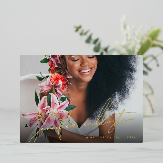 ユニークテンプレート写真実在金ゴールド卒業 箔招待状 (立ち正面)