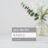 ユニークプロフェッショナルトレンディータイポグラフィ 名刺 (スタンド正面)