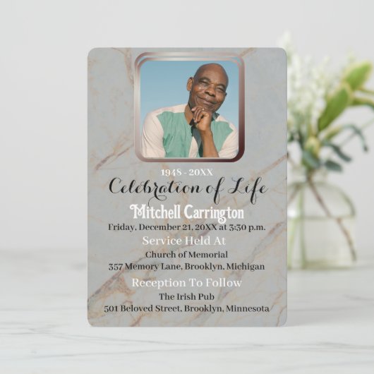 ユニークモダン白大理石の男性記念写真 招待状 (スタンド正面)