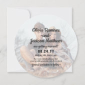 ユニークラウンドフォトブラック＆ゴールドフェイクフォイルウェディング セーブザデート (裏面)