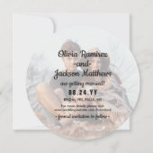 ユニークラウンドフォトブラック&金ゴールドホイルフェイクズ結婚ス セーブザデート (裏面)