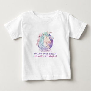 ユニ後を追コーンの魔法のような夢 ベビーTシャツ