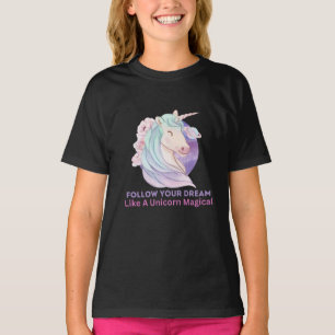 ユニ後を追コーンの魔法のような夢 Tシャツ