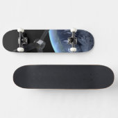 ユノ宇宙船の地球フライバイ中 スケートボード (横)