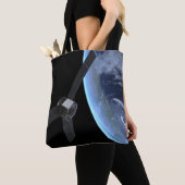 ユノ宇宙船の地球フライバイ中 トートバッグ (クローズアップ)