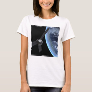 ユノ宇宙船の地球フライバイ中 Tシャツ