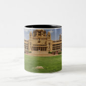 ユマイドバワンパレスホテルの背面 ツートーンマグカップ (中央)