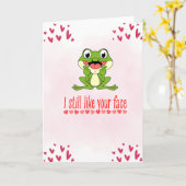 ユモアたっぷりのバレンタインデーカード - かわいいカエル 「あなたの顔がまだ好き」 カード (黄色い花)