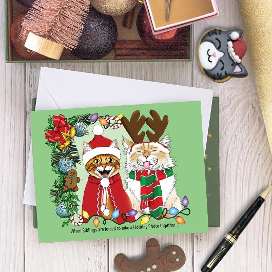 ユモア溢れるクリスマス猫のホリデー写真　兄弟　緑 カード