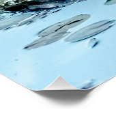 ユリのパッドの間の夕食の魚釣り、ブルーヘロン ポスター (コーナー)