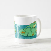 ユリの上にかわいい緑のカエル コーヒーマグカップ (正面右)