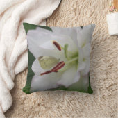 ユリの花の上にキャベツホワイトバタフライ写真 クッション (ブランケット)