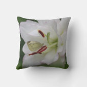 ユリの花の上にキャベツホワイトバタフライ写真 クッション (裏面)