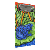 ユリパッド背の高い草の上の明るい青まだらのカエル ミニクリップボード (アングル)