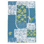 ユリ・オブ・ザ・バレーブルーのパッチワークフェイクパターン ミディアムペーパーバッグ (裏面)