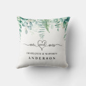 ユーカリのグリーンと森のフェンスと新郎新婦の名前 クッション (裏面)