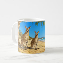 ユーカリの木の下のカンガルー 砂浜 コーヒーマグカップ
