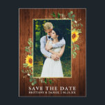 ユーカリひまわり木製 Save The Date ポストカード<br><div class="desc">モダンな水彩ユーカリグリーンひまわりフレーム Save The Date フォトエンゲージメント発表ポストカード - ゴールドフレーム、ラスティックカントリーウッド</div>
